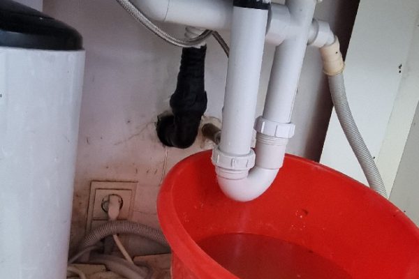 lekkage badkamer verhelpen